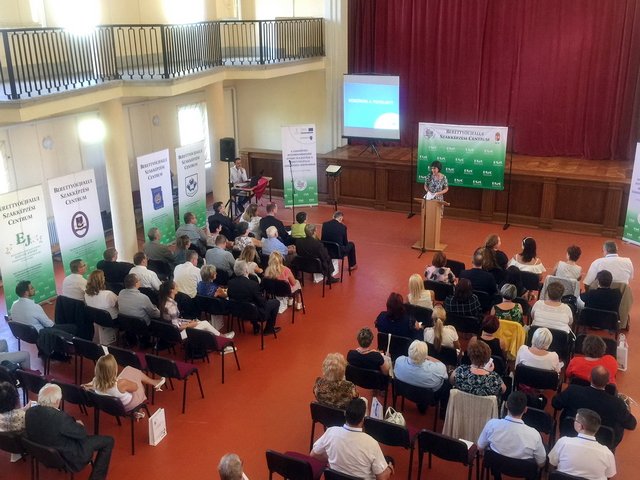 A szakképzési intézményrendszer átfogó fejlesztése 19